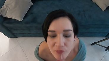 迷人的老太太在照顾他的鸡巴,让他也达到高潮