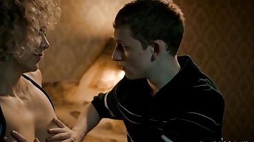 大胡子在电影场景中邀请一群妓女