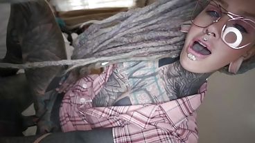 满身纹身、长相怪异的女士对鸡巴顶礼膜拜，并被肛交