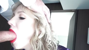 红唇金发女郎在秘书色情电影中展示她的口交技巧