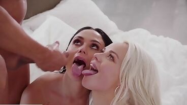 两女一男的性交电影，黑发和金发女郎想要分享精子