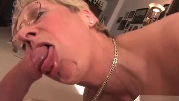 金发热辣短发老奶奶穿丝袜开会