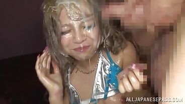 金发日本荡妇的淫水淋浴