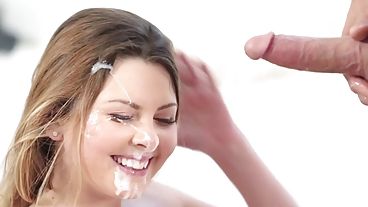 迷人的女孩先和男人做爱,然后再把他的大鸡巴射在自己脸上